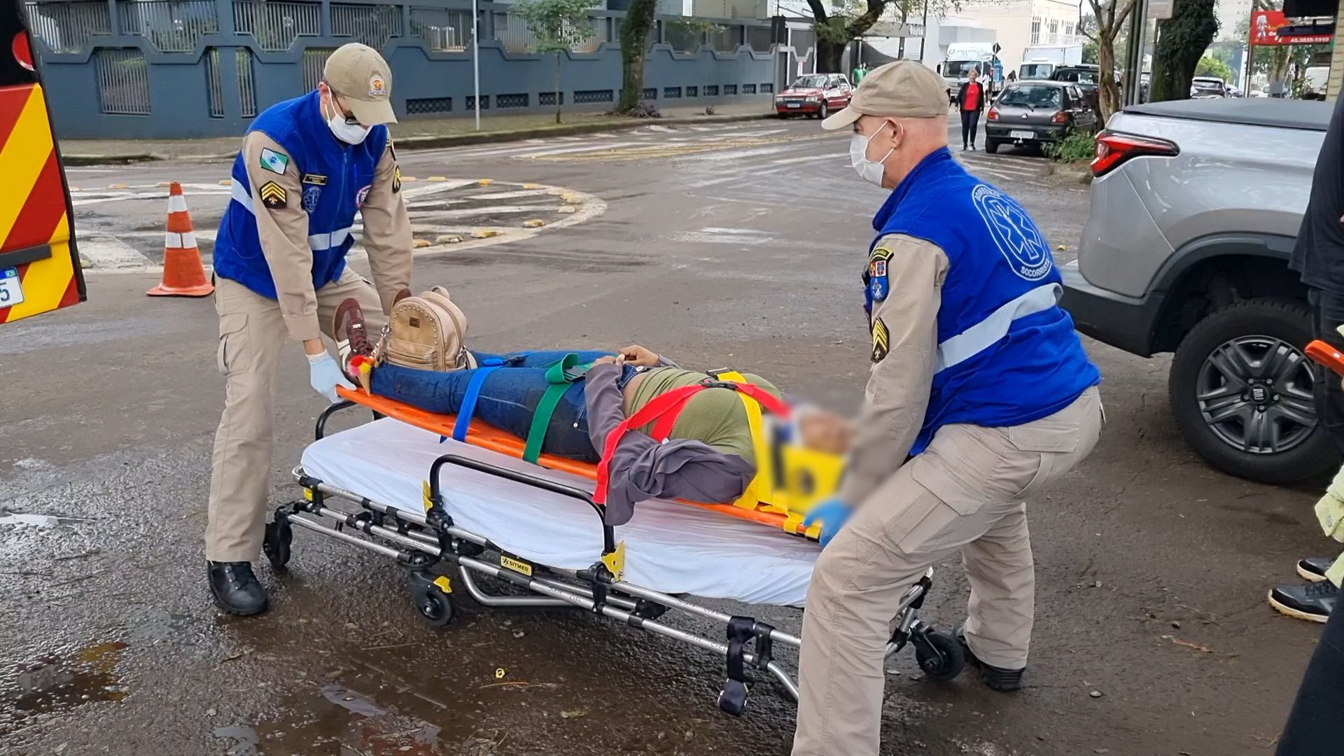 Colisão entre patinete e Toro deixa mulher ferida no Centro