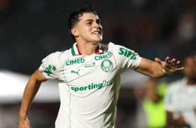 Palmeiras faz valer expulsão dupla do Vitória, goleia e aumenta vantagem no topo do Brasileirão Palmeiras faz valer expulsão dupla do Vitória, goleia e aumenta vantagem no topo do Brasileirão