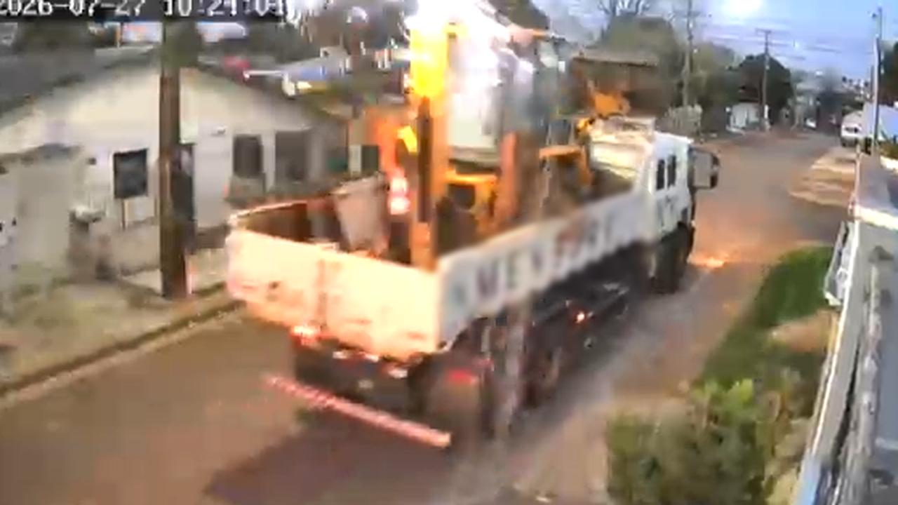 Carga de caminhão enrosca na rede elétrica e causa transtornos no Interlagos