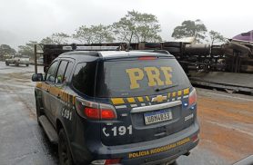Acidente entre caminhão e van deixa um morto e seis feridos na BR-277, em Morretes