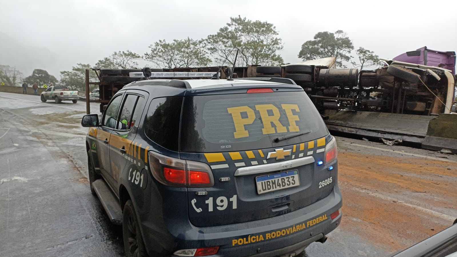 Imagem referente a Acidente entre caminhão e van deixa um morto e seis feridos na BR-277, em Morretes
