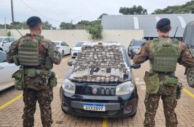 Exército apreende Uno com maconha e prende dois após perseguição na BR-277