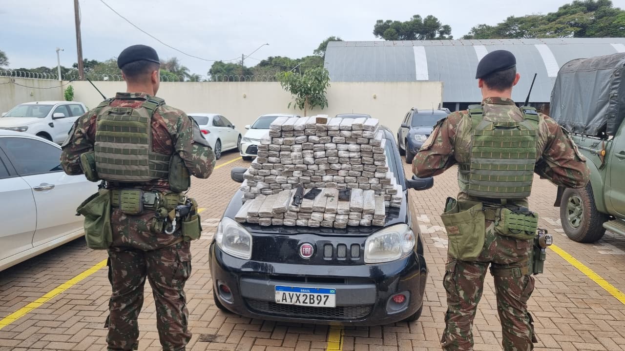 Exército apreende Uno com maconha e prende dois após perseguição na BR-277