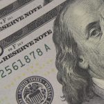 Imagem relativa a Dólar cai ao menor nível em quase dois meses, com alívio externo
