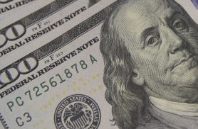 Dólar cai ao menor nível em quase dois meses, com alívio externo