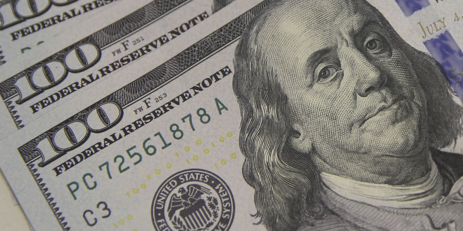 Imagem referente a Dólar cai ao menor nível em quase dois meses, com alívio externo
