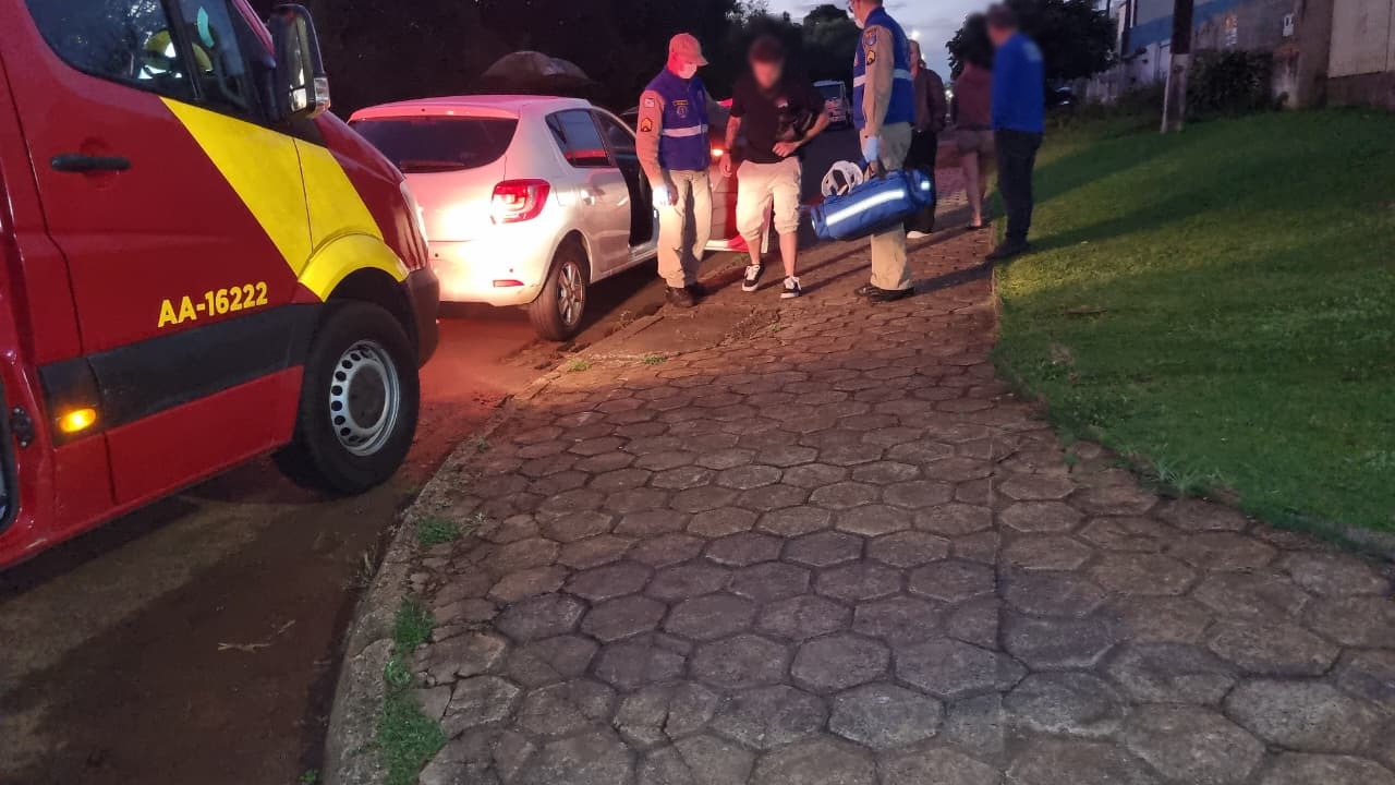 Motociclista fica ferido após colisão com carro na Vila Tolentino