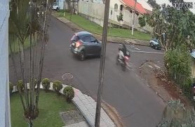 Câmera registra colisão entre moto e carro em Cascavel; motociclista fica ferido