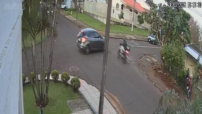Câmera registra colisão entre moto e carro em Cascavel; motociclista fica ferido