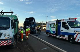 Caminhoneiro fica preso às ferragens após bater na traseira de carreta na BR-163