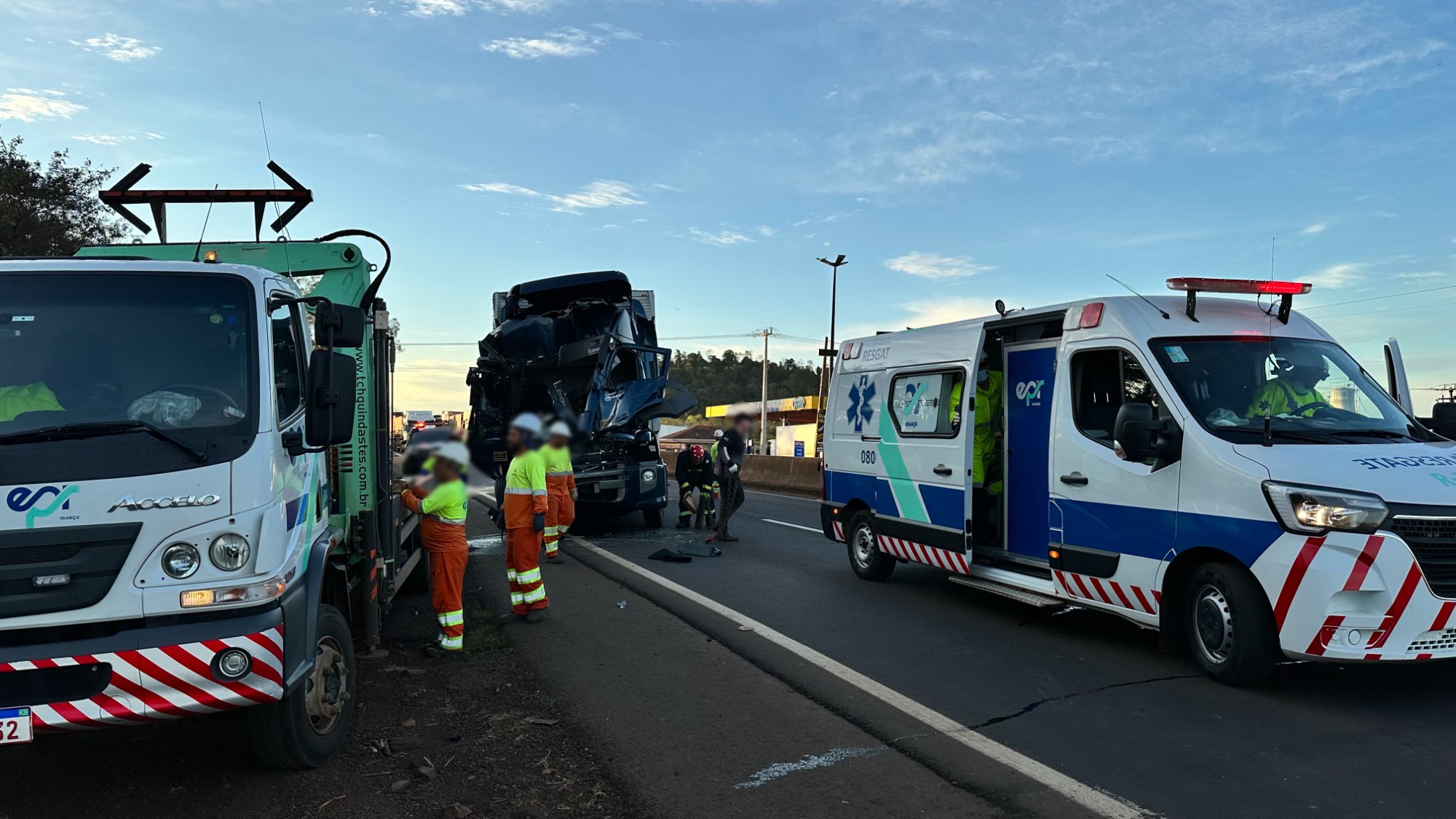 Caminhoneiro fica preso às ferragens após bater na traseira de carreta na BR-163