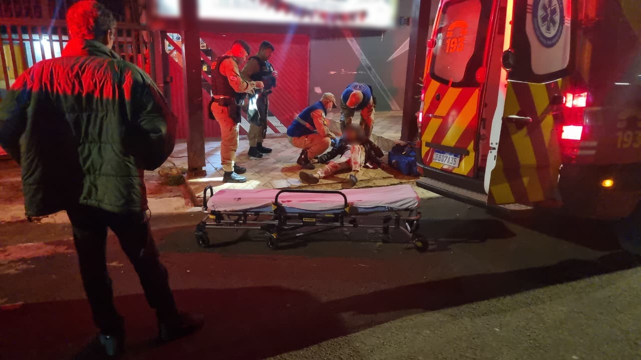 Mulher sofre queda de escada no bairro Neva em Cascavel e é atendida pelo Siate