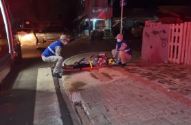 Mulher é agredida por dois homens durante discussão em residência no Cascavel Velho