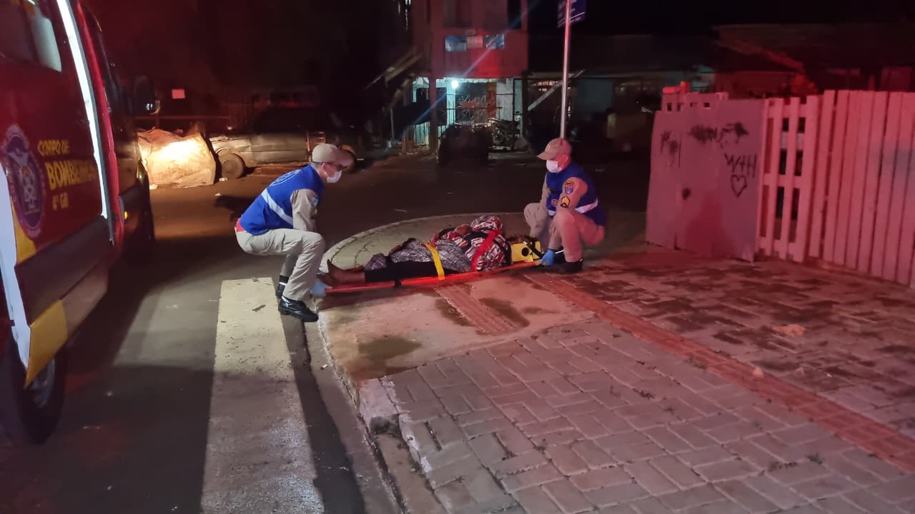 Mulher é agredida por dois homens durante discussão em residência no Cascavel Velho