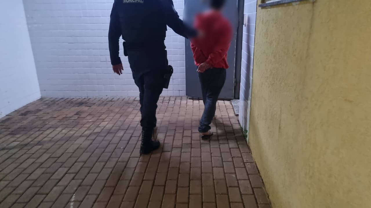 Homem é detido com pedra de crack na Rua Altemar Dutra
