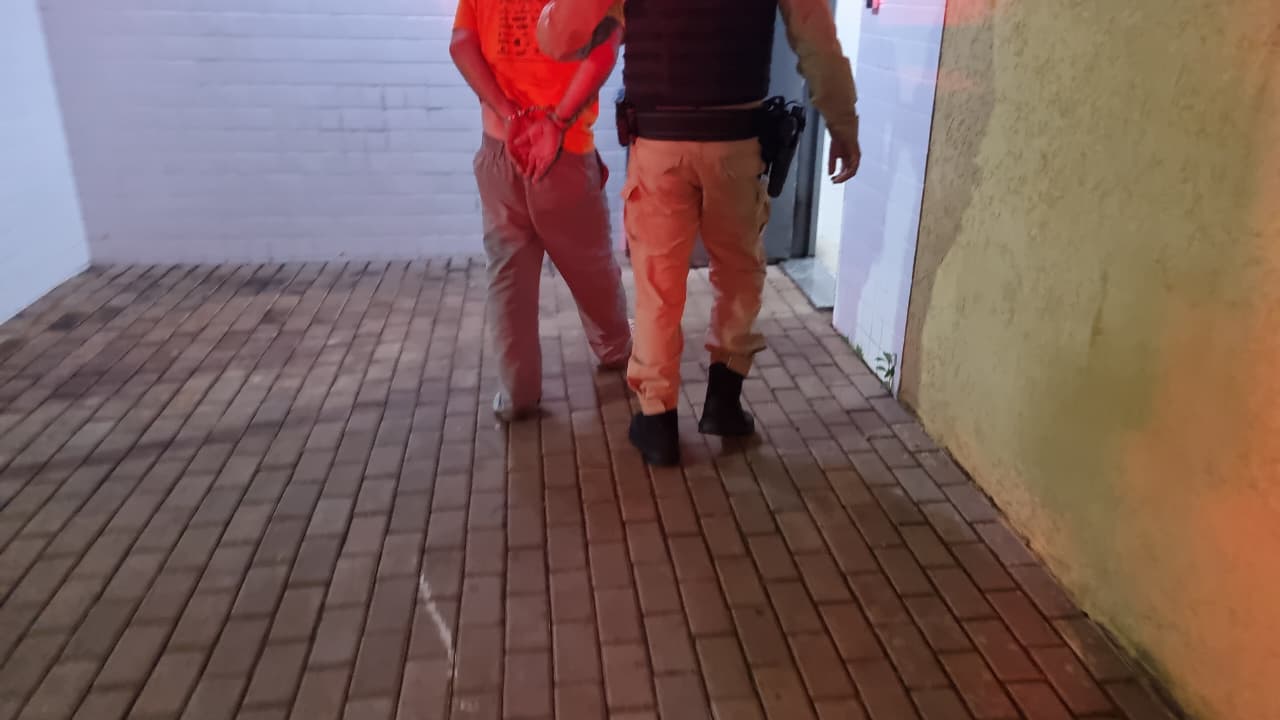 Homem é detido após agredir esposa no Bairro Universitário, em Cascavel