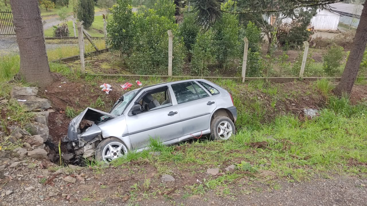 Imagem referente a Casal e duas crianças ficam feridos após saída de pista na BR-153