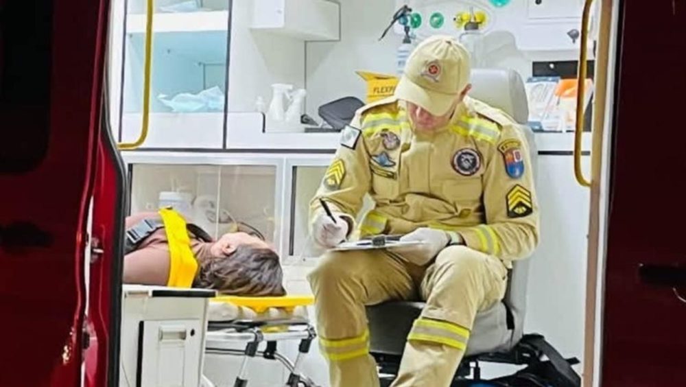 Mulher fica ferida após atropelamento; condutor deixa local antes da chegada do Siate Imagem referente a Mulher fica ferida após atropelamento; condutor deixa local antes da chegada do Siate