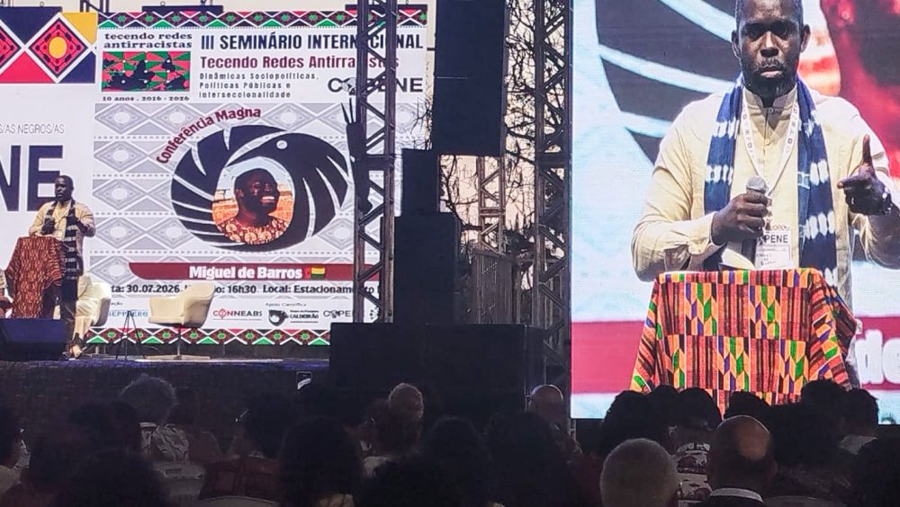 Sociólogo africano diz que Brasil é atacado por causa de terras raras Imagem referente a Sociólogo africano diz que Brasil é atacado por causa de terras raras