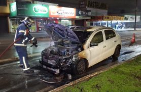 Motorista escapa de incêndio e Gol é destruído pelas chamas na Avenida Brasil