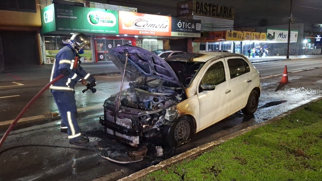 Motorista escapa de incêndio e Gol é destruído pelas chamas na Avenida Brasil