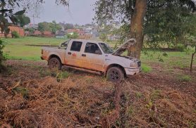 Caminhonete furtada é recuperada em terreno baldio no Bairro Brasília, em Cascavel