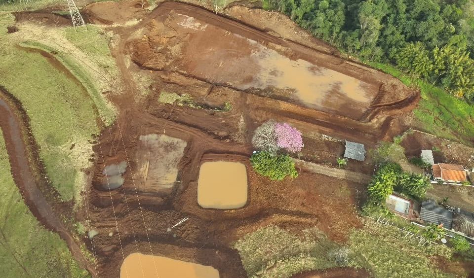 PMPR aplica R$ 32 mil em multas por construção irregular de tanques e danos ambientais em Apucarana Imagem referente a PMPR aplica R$ 32 mil em multas por construção irregular de tanques e danos ambientais em Apucarana