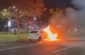 Veja carro em chamas na Avenida Brasil, em Cascavel