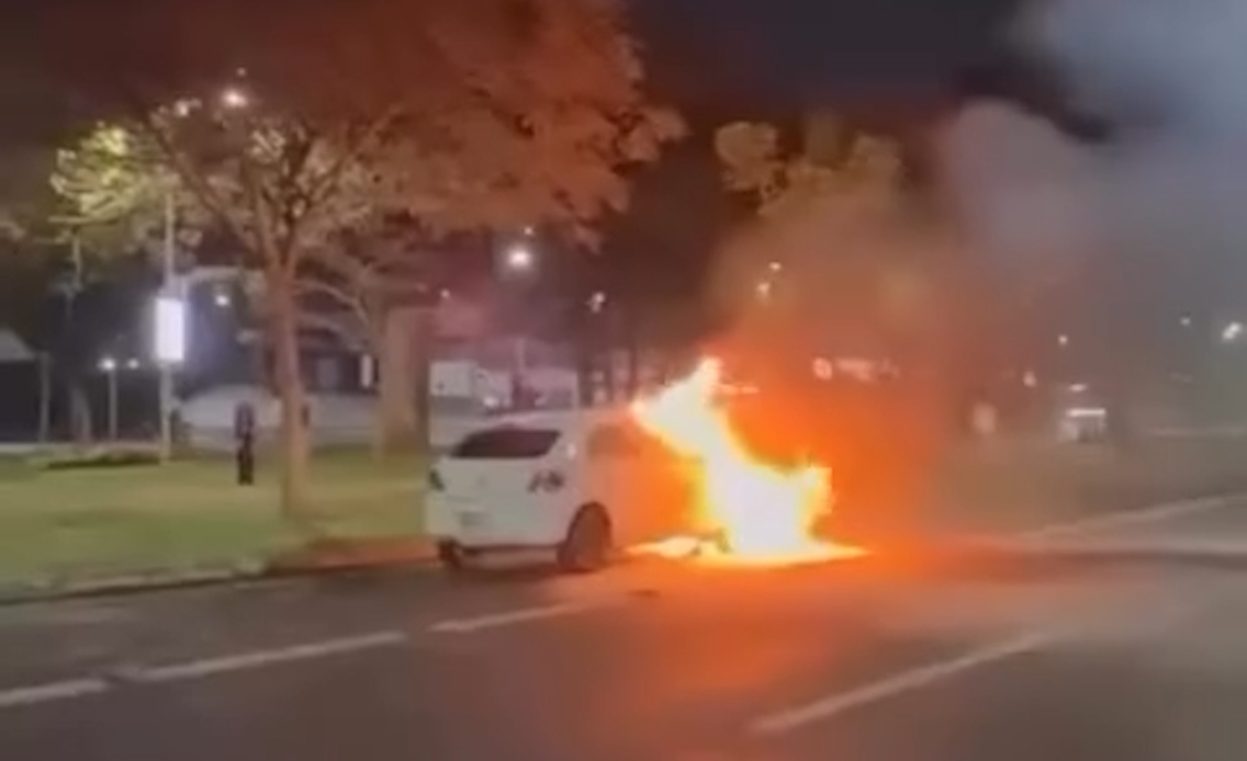 Veja carro em chamas na Avenida Brasil, em Cascavel