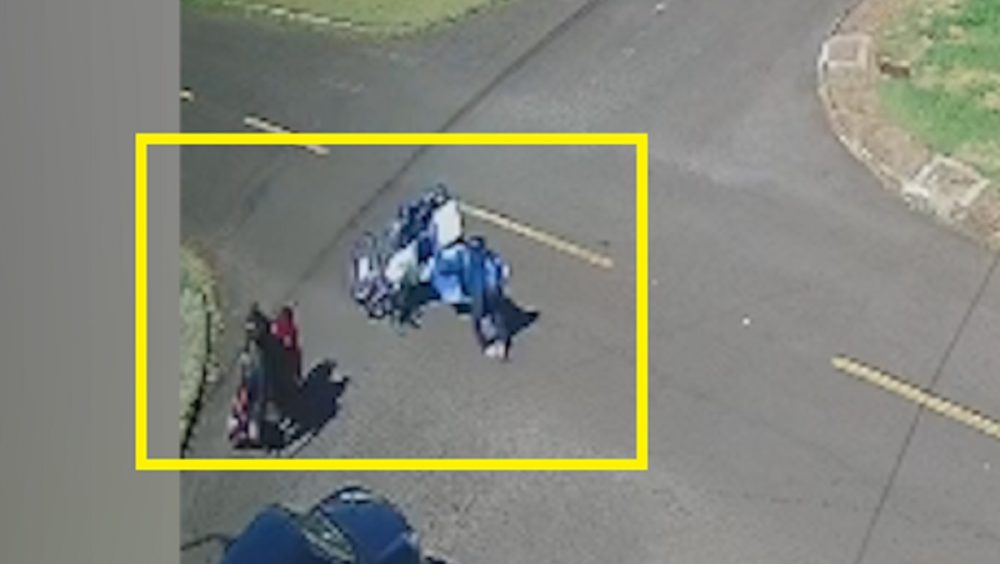 Veja em vídeo dois ângulos da colisão entre moto e triciclo elétrico que deixou duas vítimas Imagem referente a Veja em vídeo dois ângulos da colisão entre moto e triciclo elétrico que deixou duas vítimas