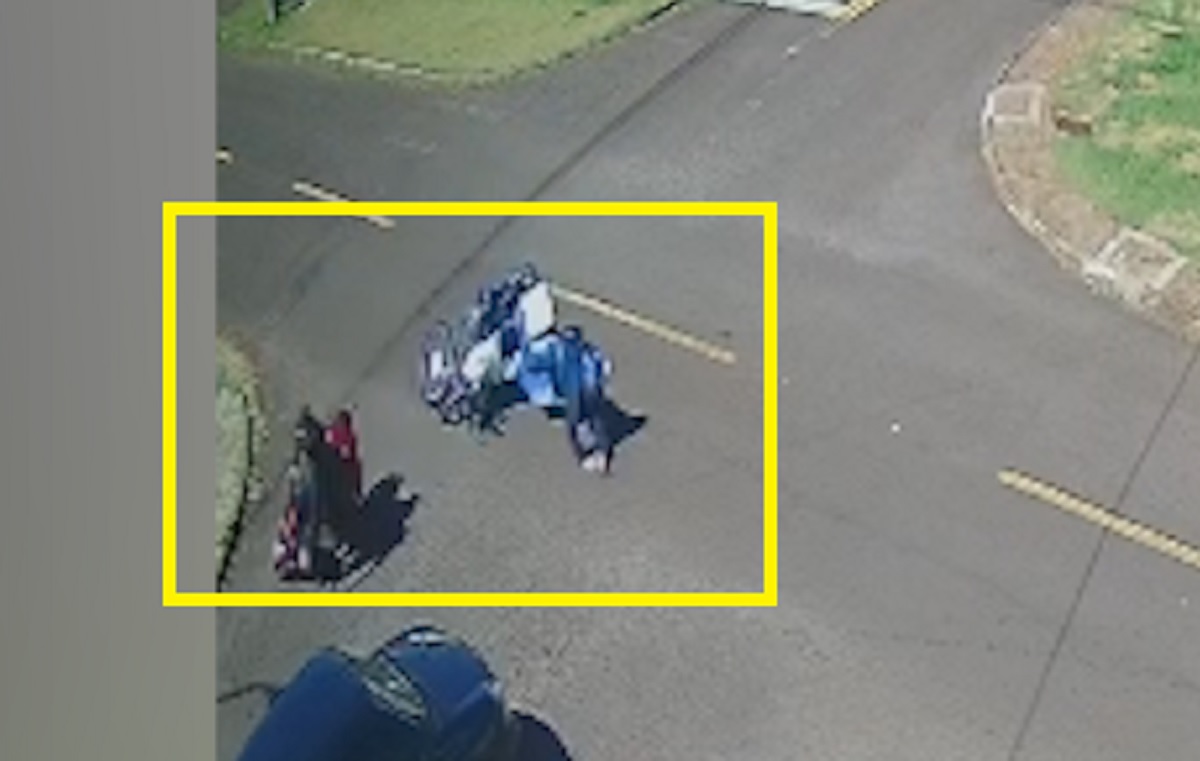Veja em vídeo dois ângulos da colisão entre moto e triciclo elétrico que deixou duas vítimas