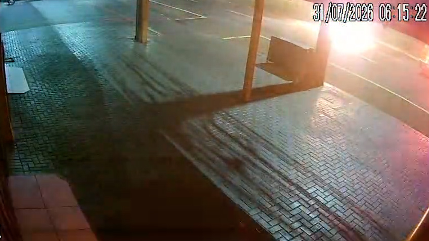 Câmera registra instante em que carro começa a pegar fogo na Avenida Brasil