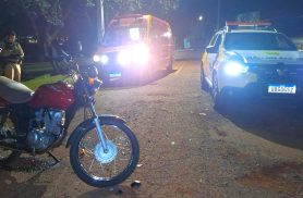 Motociclista fica ferida após atingir barreira em rua em obras no bairro Brasmadeira