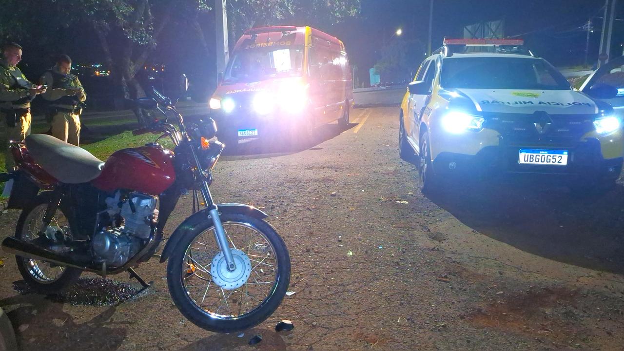 Motociclista fica ferida após atingir barreira em rua em obras no bairro Brasmadeira