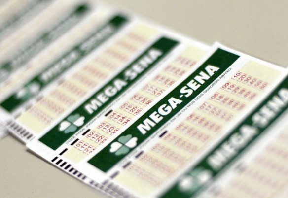 Mega Sena acumula e pode pagar R$ 100 milhões neste domingo
