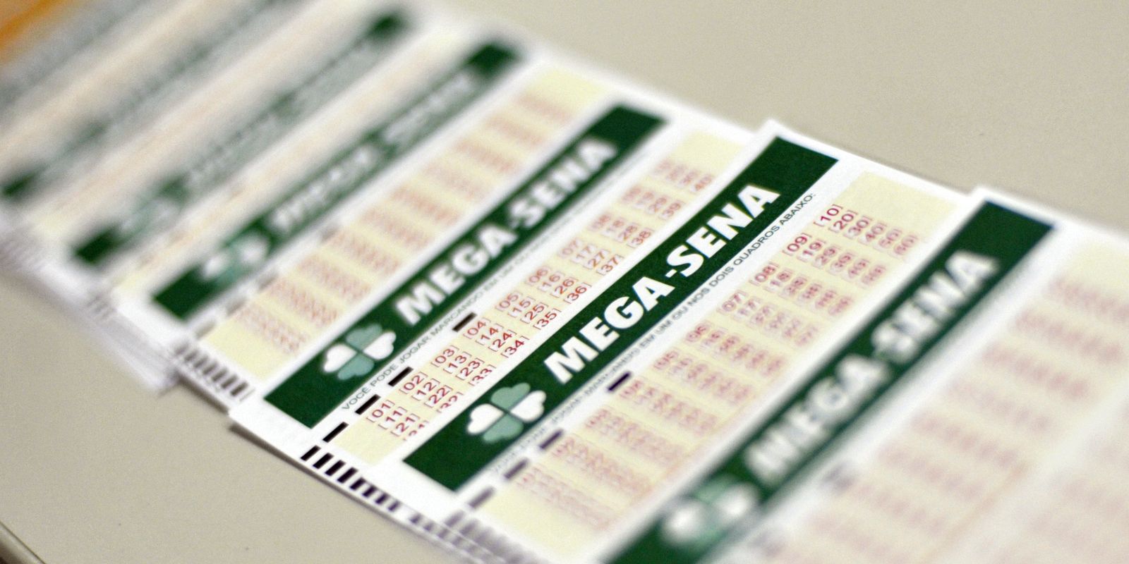 Imagem referente a Mega Sena acumula e pode pagar R$ 100 milhões neste domingo