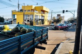 Caminhão de melancia e Kwid se envolvem em forte acidente no Centro de Cascavel