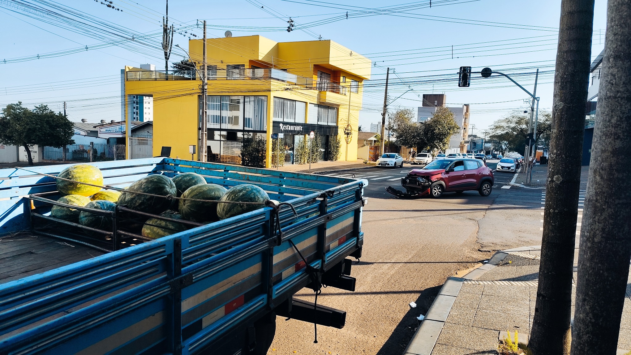 Caminhão de melancia e Kwid se envolvem em forte acidente no Centro de Cascavel