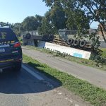Imagem relativa a Caminhão tomba no fim da Serra da 277 e deixa uma pessoa ferida