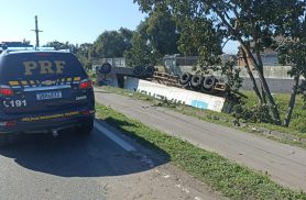 Caminhão tomba no fim da Serra da 277 e deixa uma pessoa ferida
