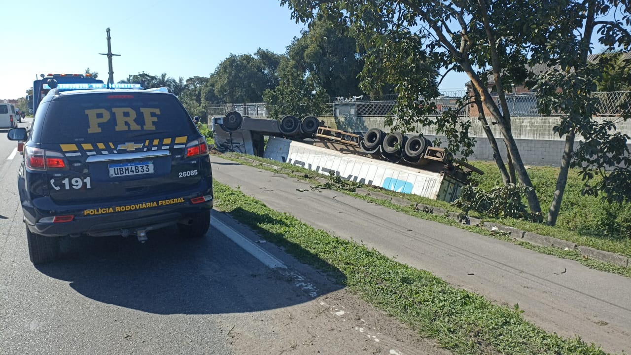 Imagem referente a Caminhão tomba no fim da Serra da 277 e deixa uma pessoa ferida