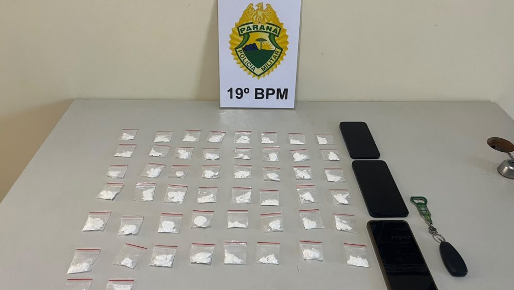 Homem é preso com 50 papelotes de cocaína após fugir de abordagem em Toledo Imagem referente a Homem é preso com 50 papelotes de cocaína após fugir de abordagem em Toledo