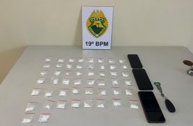 Homem é preso com 50 papelotes de cocaína após fugir de abordagem em Toledo