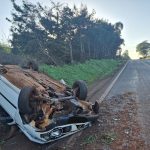 Imagem relativa a Gol capota na PR-467 e é recolhido ao pátio do posto da PRE em Marechal