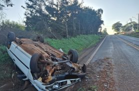 Gol capota na PR-467 e é recolhido ao pátio do posto da PRE em Marechal