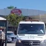 Imagem relativa a Vídeo mostra saída dos corpos das três vítimas de ataque na bombril