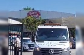 Vídeo mostra saída dos corpos das três vítimas de ataque na bombril Vídeo mostra saída dos corpos das três vítimas de ataque na bombril