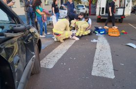 Mulher fica ferida após forte colisão entre Biz e Clio no Centro de Cascavel