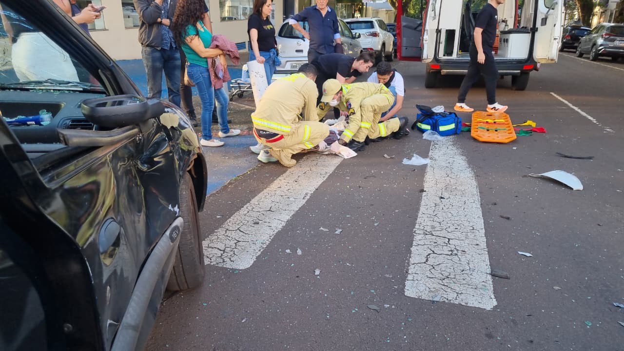 Mulher fica ferida após forte colisão entre Biz e Clio no Centro de Cascavel