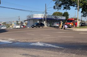 Casal fica ferido após moto deslizar em mancha de óleo no cruzamento das ruas Jacarezinho e Paraná